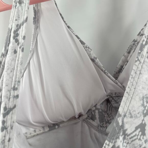 DKNY Swimsuit Size 8 One Piece NWT Gray White Scoop Back Twist Front Swim Beach - Picture 13 of 16